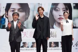 松村北斗來台愛上「這味」！今田美櫻為胡椒餅排隊　《天鵝與蝙蝠》海外唯一宣傳獻台灣